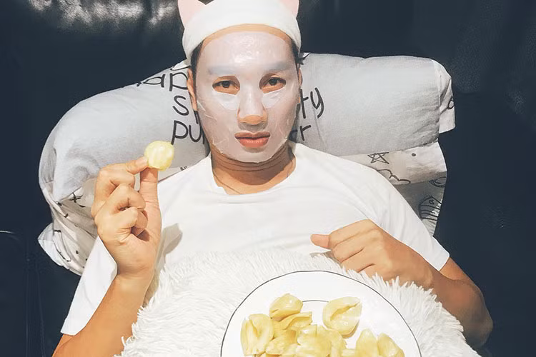 MC Thành Trung đắp mặt nạ dưỡng da.