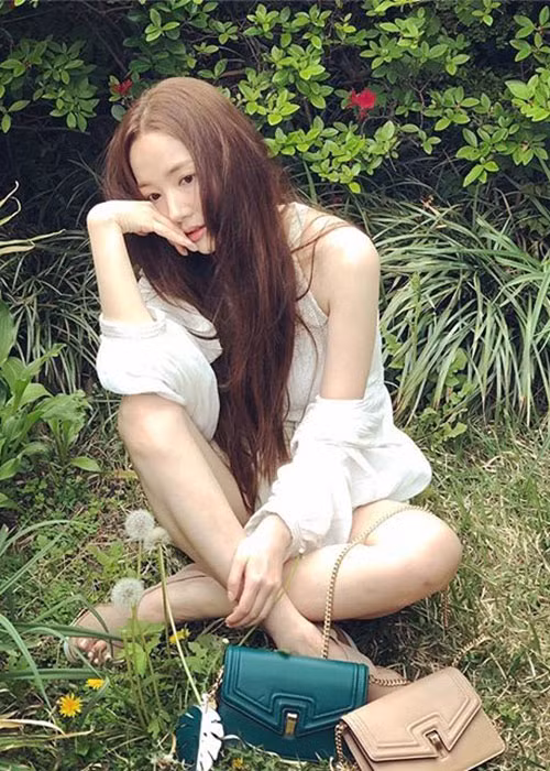Hình ảnh “Thư ký Kim” Park Min Young gợi cảm trong một bộ ảnh. Ảnh: FBNV
