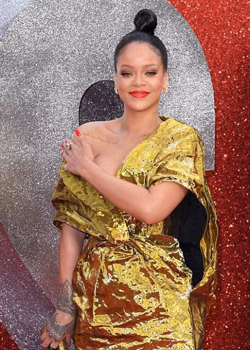 Ngày 13/6, bộ phim "Băng cướp thế kỷ" ra mắt tại London. Đóng vai một nữ hacker trong phim, ca sĩ Rihanna đã xuất hiện tại sự kiện.