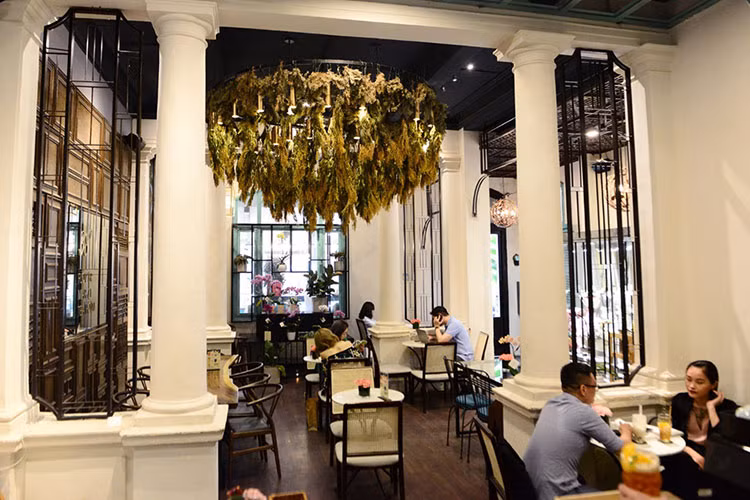 Không chỉ vậy, tiệm còn có khá nhiều góc sống ảo cho những ai yêu thích phong cách vintage. “Quán cà phê 38 độ Flower Market TeaHouse chủ yếu phục vụ đối tượng khách nữ nên thiết kế mang nét nữ tính, lãng mạn. Với căn biệt thự số 43 Lý Tự Trọng, chúng tôi hướng tới việc bảo tồn, giữ gìn, khai khác sử dụng, chứ không dỡ bỏ hay xây mới”, shark Khoa khẳng định.