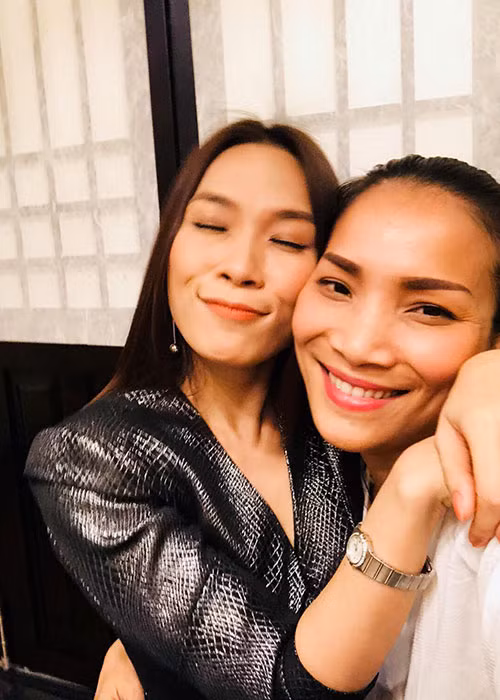Hồng Ngọc - Mỹ Tâm hội ngộ. "Bao lâu ta không gặp nhau bé nhỉ. Thương thì thôi luôn. Bé gầy bé đẹp mặt bé thon. Tôi gầy mà mặt vẫn to như cái nia vậy", Hồng Ngọc chia sẻ.