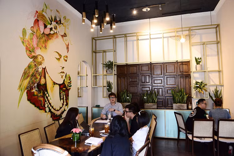 Căn biệt thự có diện tích 231 m2, gồm một tầng trệt và một tầng lầu. Nguyên vật liệu xây dựng được vận chuyển từ Pháp theo đường biển. Những điểm nhấn nhá, cổng vòm, trụ, cửa sổ, cửa chính, ban công đều được chế tác tỉ mỉ và tinh xảo.