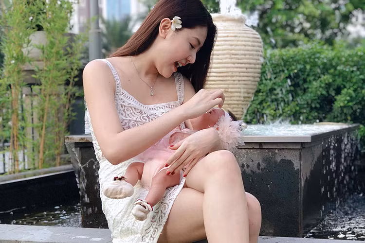 Ngọc Duyên khoe con gái đầu lòng tên Anna. "Chúng ta sẽ đi cùng nhau trên hành trình mang tên hạnh phúc", cô chia sẻ.
