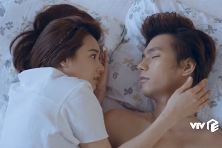 Cuộc sống của Hạ bị xáo trộn khi cô vô tình gặp lại Tùng. Ngay trong tập 1 "Ngày ấy mình đã yêu", vì say rượu, Hạ đã ngủ lại nhà Tùng. Về phía Tùng, anh chưa bao giờ hết yêu Hạ nên quyết tâm giành lại cô. Ảnh: VTV