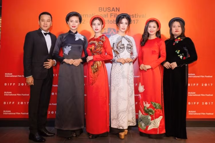 Hình ảnh đạo diễn Trần Bửu Lộc bên dàn diễn viên phim "Cô Ba Sài Gòn". Ảnh: Ngaynay