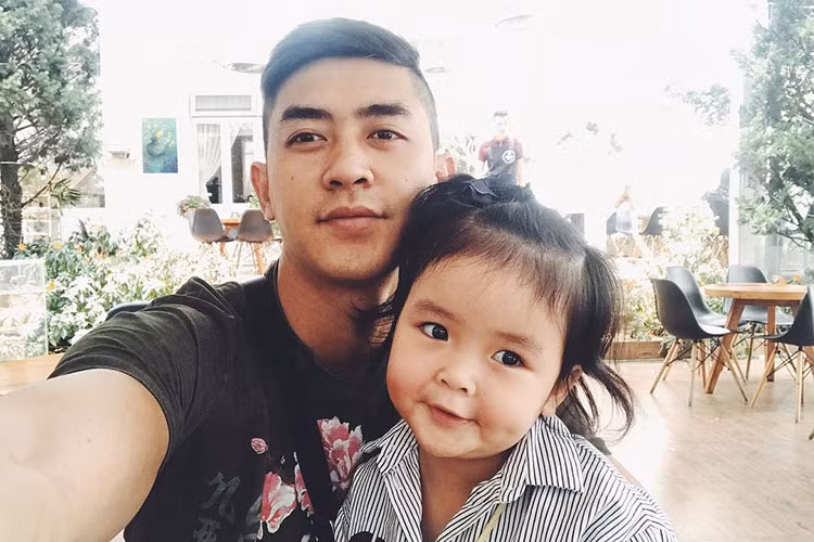 Ngoài đời, Cao Lâm Viên được khen khéo chăm con.