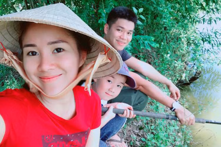 Hot Face sao Việt 24h: Lê Phương khoe ảnh cùng chồng trẻ và con trai về miền quê. Trong loạt ảnh, bé Cà Pháo rất quấn quýt bên bố dượng.