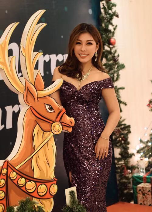 Vân Anh sinh năm 1994, là một MC truyền hình. Năm 2016, cô từng lọt chung kết cuộc thi Tôi là người dẫn chương trình.