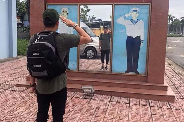 Theo dự kiến, “ Hậu duệ mặt trời” phiên bản Việt khởi quay từ tháng 6/2018. Trên trang cá nhân, đạo diễn Trần Bửu Lộc cũng đã chia sẻ những hình ảnh hậu trường phim.