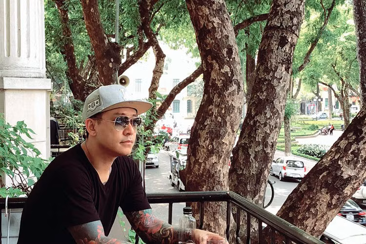 Tuấn Hưng đăng status đầy tâm trạng: “Thỉnh thoảng tôi lại thích lang thang cà phê 1 mình. Những lúc này tôi lại có đủ thời gian nhìn, nhận, biết những gì đang có và đang xảy ra xung quanh mình. 20 năm ca hát đã đưa tôi đi khắp nơi. May mắn giữ được và có thêm nhiều thứ, tôi hài lòng với những gì mình đang có”.