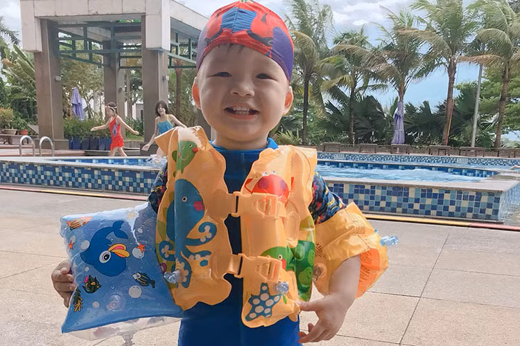 Con trai của Dương Cẩm Lynh cười tít mắt khi đi bơi.