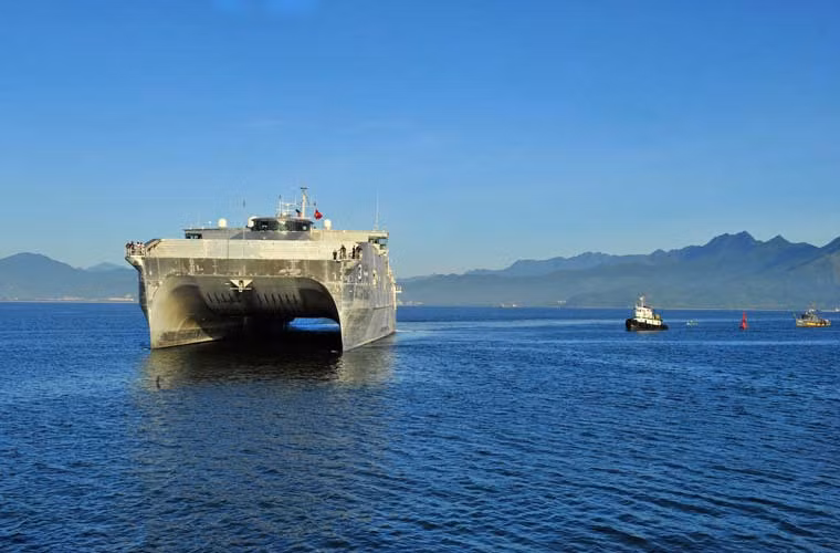 USNS Millinocket (JHSV-3) là chiếc thứ ba thuộc lớp tàu siêu tốc liên quân Spearhead (JHSV) được Mỹ phát triển và đưa vào chế tạo từ năm 2010. Spearhead nằm trong chương trình cung cấp nền tảng sử dụng cho cả Không quân và Hải quân Mỹ. Ảnh: USNS Millinocket đang trên đường tiến vào cảng Tiên Sa, Đà Nẵng. Nguồn: Flick Hạm đội TBD