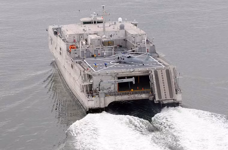 Tàu được thiết kế sân bay lớn ở đuôi cho phép trực thăng cỡ lớn như CH-53K có thể hạ cánh, nhà chứa máy bay phù hợp với trực thăng MH-60 Seahawk.