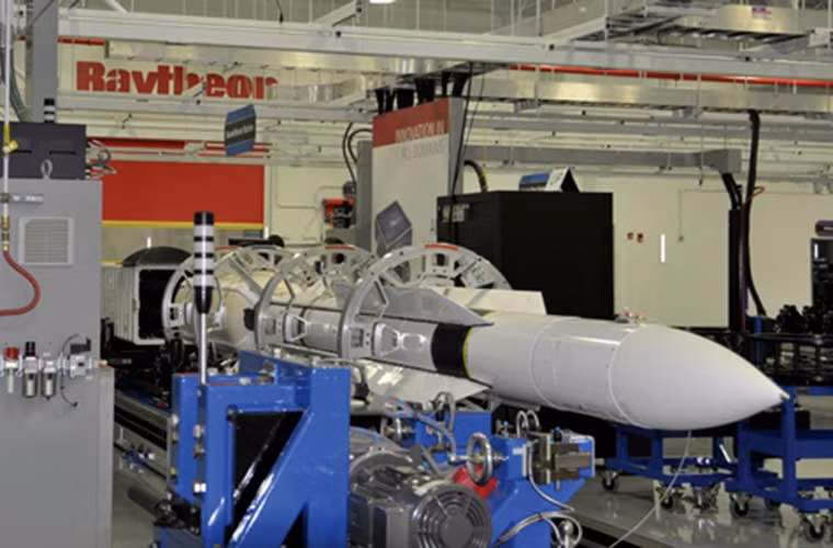 SM-6 là tên lửa phòng không tầm xa cấp chiến thuật do hãng Raytheon phát triển để tiêu diệt tên lửa hành trình, phương tiện bay không người lái và máy bay chiến đấu của đối phương.
