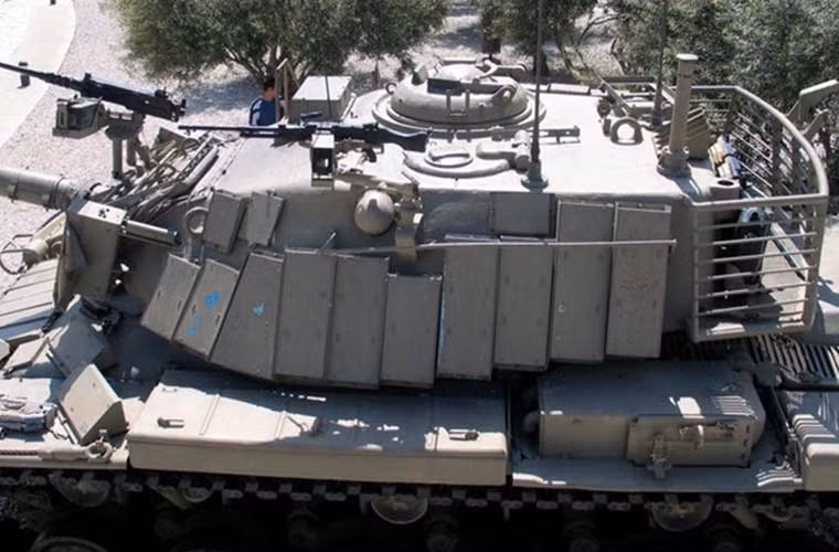  Tên lửa chống tăng Spike NLOS được trang bị trên xe tăng Magach 5 của Israel nên được gọi là Magach Spike. Mỗi xe tăng Magach 5 được trang bị bệ phóng lắp 12 tên lửa Spike NLOS đặt phía sau tháp pháo.