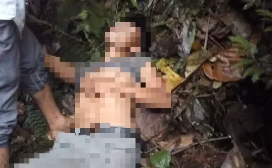 Bi cam khong cho cuoi, doi nam nu an la ngon tu tu