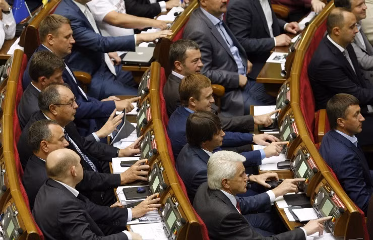 Ukraine thong qua du luat trao quy che dac biet cho Donbass