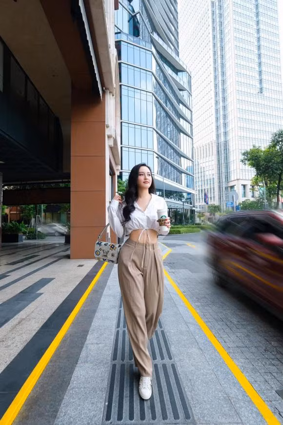 Mai Phuong Thuy tu tin khoe vong eo “con kien“-Hinh-3