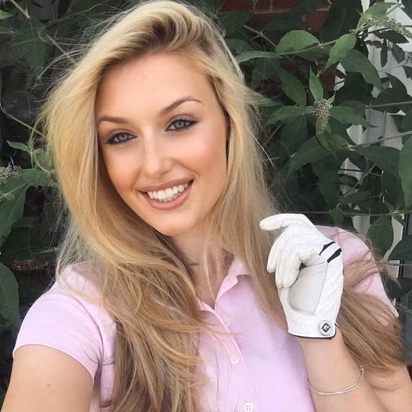 Trên trang cá nhân, Belle thường xuyên đăng tải những bức ảnh hay clip đánh golf vô cùng gợi cảm. Mỗi bức hình được nữ golfer up lên thu hút hàng nghìn lượt tương tác của fan hâm mộ.