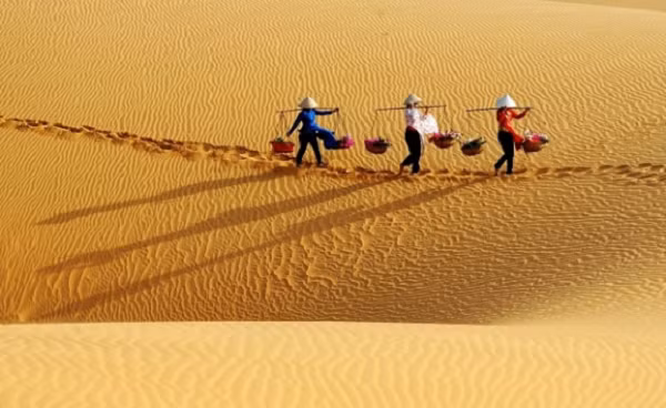 Một quan điểm khác thì cho rằng, dưới đồi cát có một lớp cát ẩm, khi đồi cát xảy ra sụt đổ, do lớp cát có sự trôi dạt thành hình sóng trên bề mặt, lớp bề mặt lại truyền chấn động xuống lớp cát ẩm ướt, lớp cát ẩm ướt sinh ra một loại chấn động giống như nhạc khí, từ đó phát ra âm thanh. 