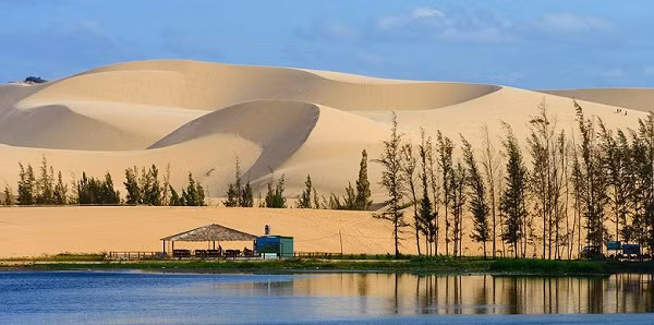 Tuy nhiên, các nhà khoa học có nhiều giả thuyết và giải thích khác nhau. Một nhà khoa học cho rằng, âm thanh là do các hạt cát cọ xát vào nhau và chúng mang tĩnh điện, khi có ngoại lực tác động chúng va đập vào nhau và xảy ra hiện tượng phóng điện vì vậy mà phát ra âm thanh.