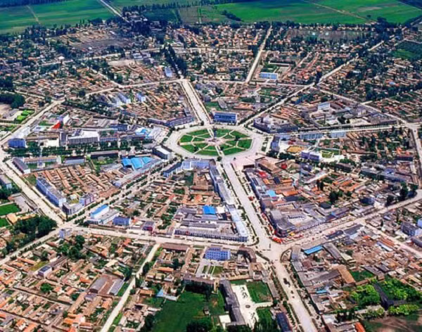  Làng Bát Quái Gia Cát nằm phía tây thành phố Lan Khê thuộc tỉnh Chiết Giang, Trung Quốc. Theo ghi chép lại, đây là nơi định cư của hậu duệ đời thứ 27 của Gia Cát Lượng.