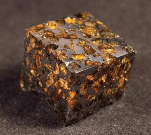 Fukang là loại thiên thạch được tạo thành từ sắt thiên thạch và silicat với tỷ lệ gần như bằng nhau. Pallasite có đặc trưng là một ma trận sắt thiên thạch bao quanh silicat, chủ yếu là olivin (là một loại tinh thể màu vàng đến vàng lục).
