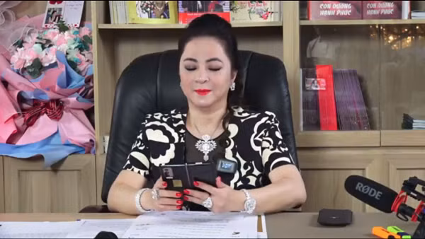 Đầu tiên là Samsung Galaxy Z Fold2, đây là chiếc smartphone màn hình gập cao cấp nhất ở thời điểm hiện tại của Samsung đang được bán ra trên thị trường, giá lên tới 50 triệu đồng.