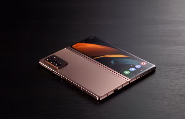 Máy sở hữu màn hình ngoài Super AMOLED Infinity-O kích thước 6.2 inch, hỗ trợ độ phân giải Full HD+. Màn hình trong được nâng cấp lên 7.6 inch, sử dụng thiết kế Infinity-O, tấm nền Dynamic AMOLED 2 X hỗ trợ HDR10+ và tấn số quét 120 Hz siêu mượt, được bảo vệ bởi lớp kính Ultra Thin Glass linh hoạt.