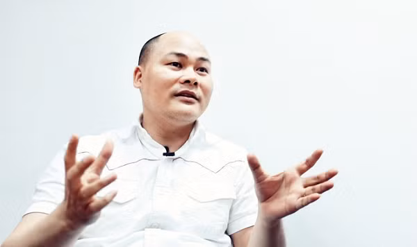Khi được hỏi về một quan điểm và nhận định của công ty Trend Micro, ông Quảng không ngần ngại chê công ty có thâm niên hoạt động hơn BKAV cả chục năm là "quá lạc hậu"!. Mời các bạn xem video: Bkav ra mắt Bphone thế hệ thứ 4. Nguồn: VTC
