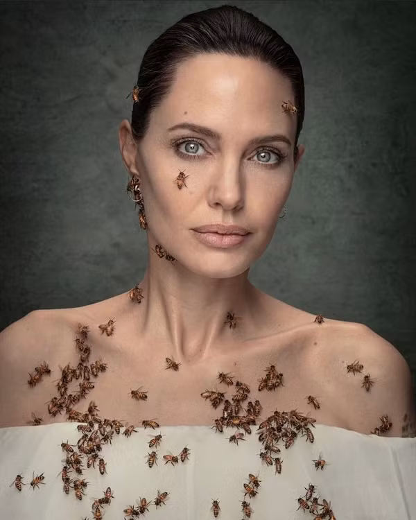 Angelina cho biết bản thân đã không tắm trong ba ngày nhằm loại bỏ các mùi lạ như sữa tắm, nước hoa để ong không tránh xa mình. Sau đó, ê-kíp bôi lên người nữ diễn viên một loại pheromone để thu hút và kết nối với chúng.