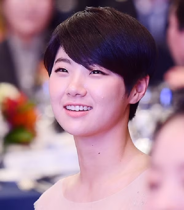 Cô ghi điểm trong mắt người hâm mộ bởi khuôn mặt mang nét dễ thương, nhưng phong cách thi đấu lạnh lùng. Golfer 24 tuổi có rất nhiều biệt danh, trong đó nổi tiếng là Dak Gong (im lặng và tấn công).