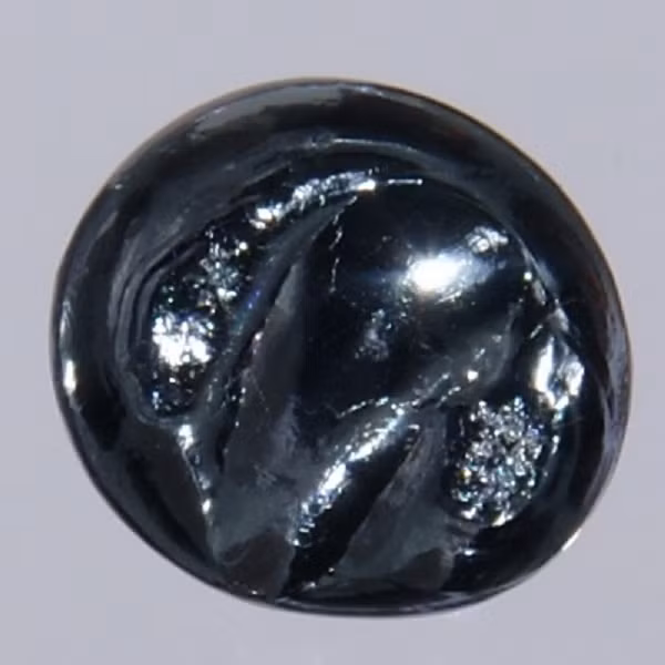 Osimi (Osmium) là một trong những nguyên tố đậm đặc nhất trên trái đất. Bên cạnh đó, nó còn có khả năng chịu nhiệt tốt nhất trong các kim loại thuộc nhóm platin (PGM), ở trạng thái rắn chắc, osimi có một màu trắng hơi xanh tương tự như kẽm và vững bền với các axít.