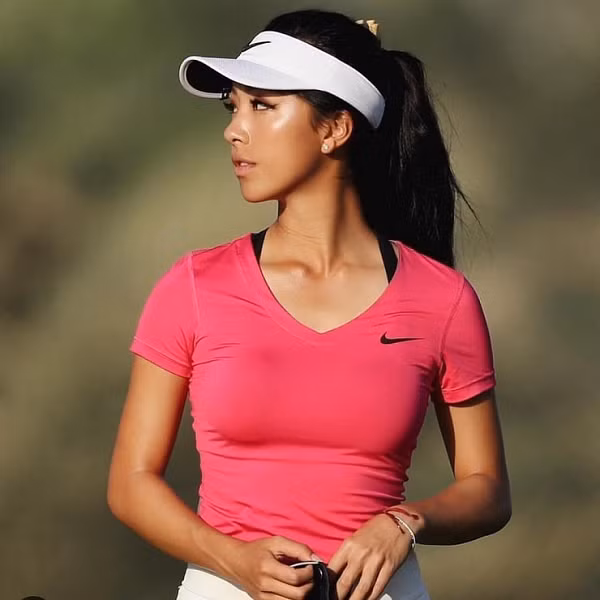 Ngoài tài năng trên sân golf, Lily còn được biết đến như một người mẫu chuyên nghiệp nhờ sở hữu thân hình thân hình đồng hồ cát, vóc dáng cân đối và săn chắc, nóng bỏng khiến vạn người mê.