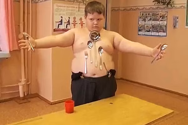 Cậu bé Nikolai Kryaglyachenko có khả năng dùng cơ thể mình như một nam châm cỡ lớn và hút tất cả các vật bằng kim loại ở xung quanh. Dù các bác sĩ liên tục đưa ra những giả định như cấu tạo da dính hay máu nhiễm từ, nhưng đến nay vẫn chưa có kết luận chính xác nào được công bố về khả năng đặc biệt của cậu bé.