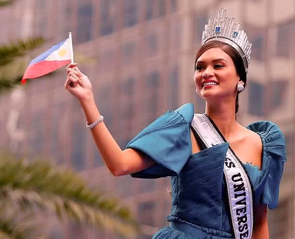 Trước khi trở thành Hoa hậu hoàn vũ 2015, Pia đang là một diễn viên, người mẫu, MC tại Philippines. Chiếc vương miện này giúp cô dễ dàng tấn công thị trường quốc tế.