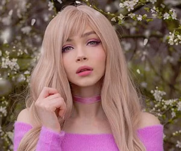Karina Kozyreva (nick name Sharishaxd) bắt đầu sự nghiệp của một game thủ và vlogger chuyên nghiệp từ năm 2015 đến nay. Cô nàng luôn là một trong những gương mặt nổi tiếng top đầu các mạng xã hội tại Nga.