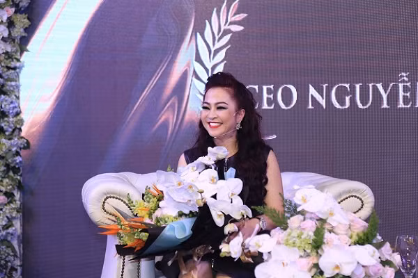 Nữ doanh nhân Phương Hằng sinh năm 1971 có tên thật là Nguyễn Thị Thanh Tuyền, vợ ông Huỳnh Uy Dũng (Dũng "lò vôi"). Trước khi làm vợ ông Dũng, bà Hằng là người kinh doanh bất động sản có tiếng trên thương trường.