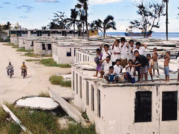 Người dân Nauru thay vì tìm đường phát triển kinh tế, họ phó mặc số phận cho viện trợ quốc tế cũng như tìm kiếm nguồn thực phẩm nhập khẩu rẻ tiền, vốn chứa rất nhiều chất béo và đường như dinh dưỡng thấp, từ Australia hay New Zealand. Mời các bạn xem video: Khung cảnh thiên nhiên tuyệt đẹp tại các quốc gia ít dân nhất thế giới 