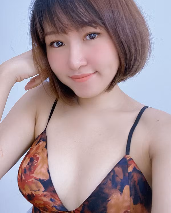 Tuy nhiên, sau một thời gian phát triển sự nghiệp game thủ của mình, Uyên Pu chuyển sang lĩnh vực streamer. Với gương mặt thanh tú, xinh đẹp cùng với phong cách style ấn tượng, cô nàng đã sở hữu cho mình một lượng người xem vô cùng đông đảo.
