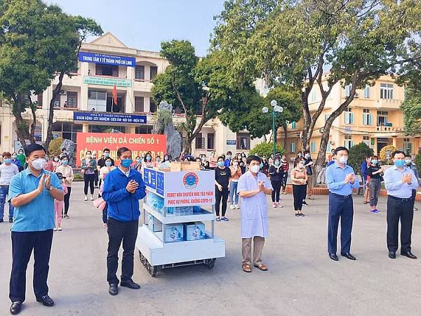 Che tao thanh cong robot van chuyen nhu yeu pham chong COVID-19