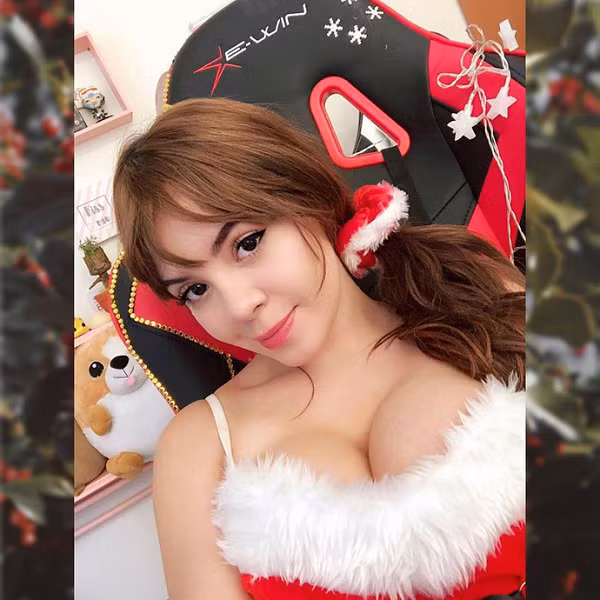 Đó là lý do cô có vòng 3 cực khủng hút mắt cánh đàn ông. Trong môi trường game thủ chỉ dành cho nam giới, 1 bông hồng như cô đương nhiên được quan tâm săn đón.
