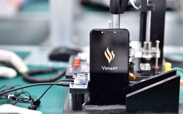 Doanh số mảng điện thoại di động của Vsmart cũng có những tín hiệu khả quan khi chiếm gần 17% doanh số tiêu thụ nội địa, đứng vị trí thứ 3, xếp sau Samsung và Oppo.
