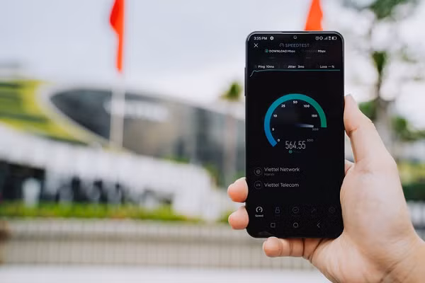 Việc dừng sản xuất đột ngột smartphone của Vsmart khiến người dùng không khỏi hoang mang khi nhớ đến những tín hiệu khả quan tại thị trường quốc tế mà hãng điện thoại này mang lại trong suốt thời gian qua.