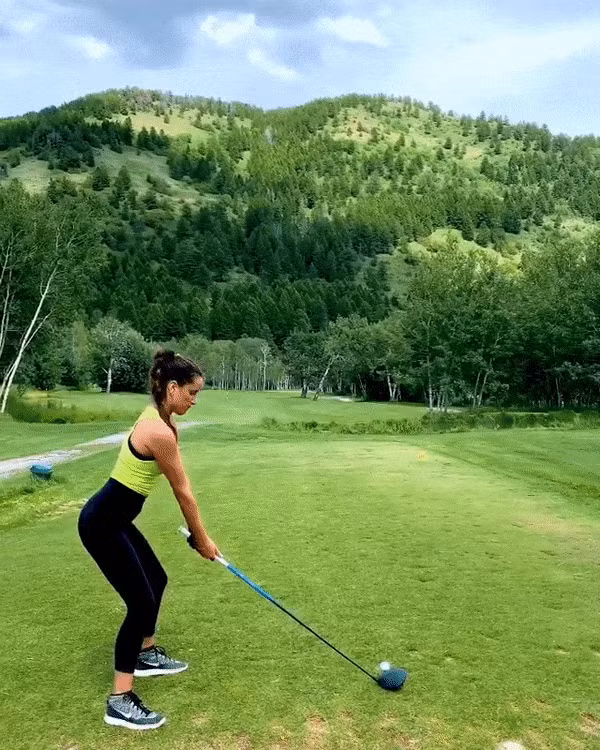Xinh đẹp nóng bỏng là vậy nhưng Katrina Brodsky từng là một vận động viên bộ môn đánh golf, chứ không phải là người mẫu chuyên nghiệp.