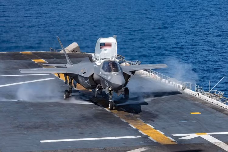 Ngoài ra ý tưởng trang bị cho F-35 thêm bình nhiên liệu ngoài (PTB) chưa đi đến đâu. Hãy nhớ lại rằng Israel muốn máy bay có thể mang 2 PTB với thể tích 2.700 lít mỗi chiếc, bất chấp tùy chọn này gây ảnh hưởng đến tàng hình.
