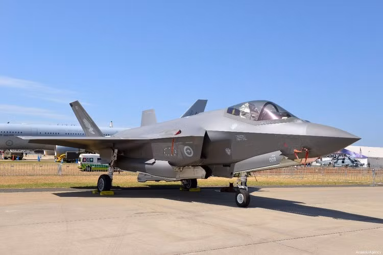 Để so sánh, F-22 phiên bản cũ có thể mang theo 6 tên lửa AIM-120 AMRAAM và 2 quả AIM-9M Sidewinder trong khoang vũ khí. Trong khi Su-57 mang được 4 quả R-77 ở khoang chính và 1 tên lửa R-73 ở hai khoang bên hông.