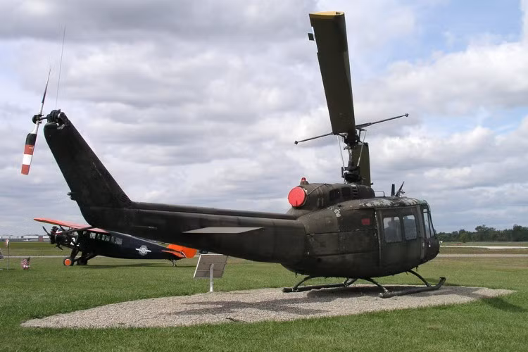 Khối lượng rỗng của UH-1 là 2.140kg, tải trọng cất cánh lớn nhất 4.304kg, tốc độ bay bằng lớn nhất 222km/h, bay cao 3.600m, thời gian bay thực tế 2h15phút, tầm bay xa nhất 512km.