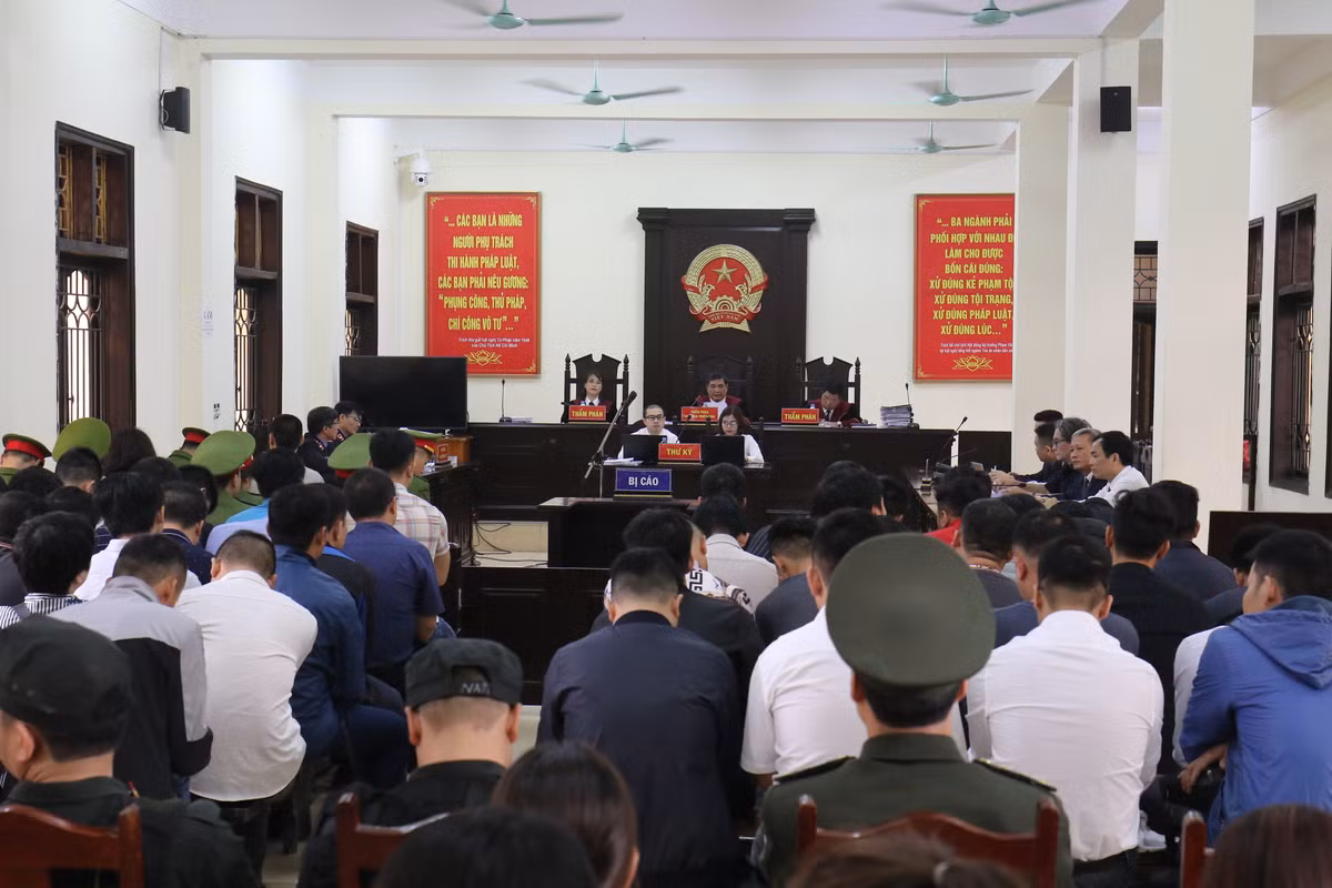 Sau khi hoàn tất thủ tục kiểm tra căn cước đối với các bị cáo, thẩm phán, chủ tọa phiên tòa Nguyễn Vinh Quang hỏi các bị cáo có ai từ chối luật sư không?