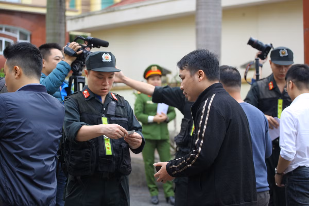 Lực lượng an ninh kiểm tra kỹ lưỡng người ra vào.